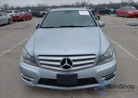2013 Mercedes-Benz C 300 Sport 4Matic z USA, uszkodzony, nr VIN WDDGF8AB1DR272513